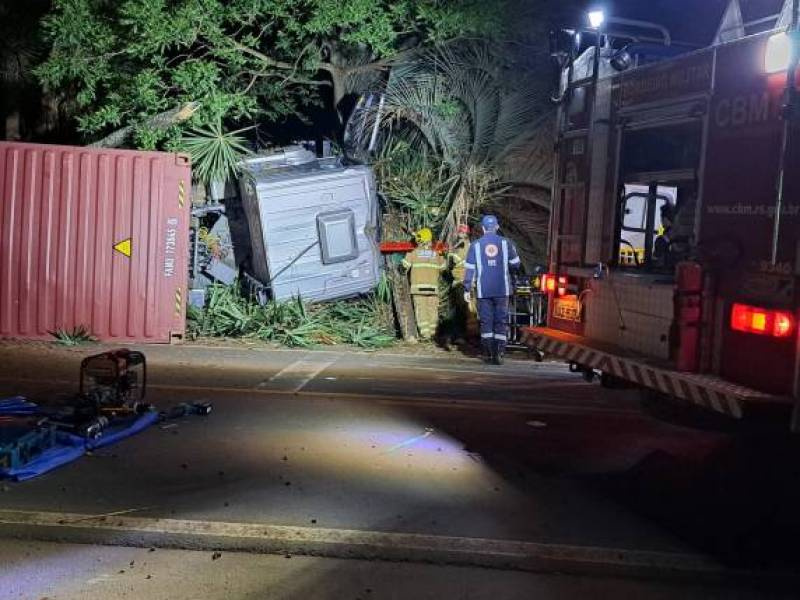 Carreta tomba e motorista fica ferido na RS 155 em Ijuí