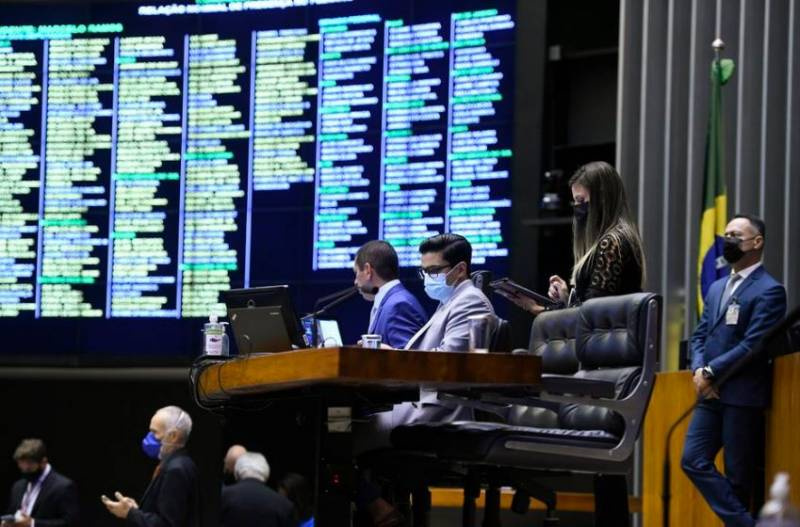 Deputados e senadores que eram contra o fundo eleitoral agora o usam para financiar suas campanhas