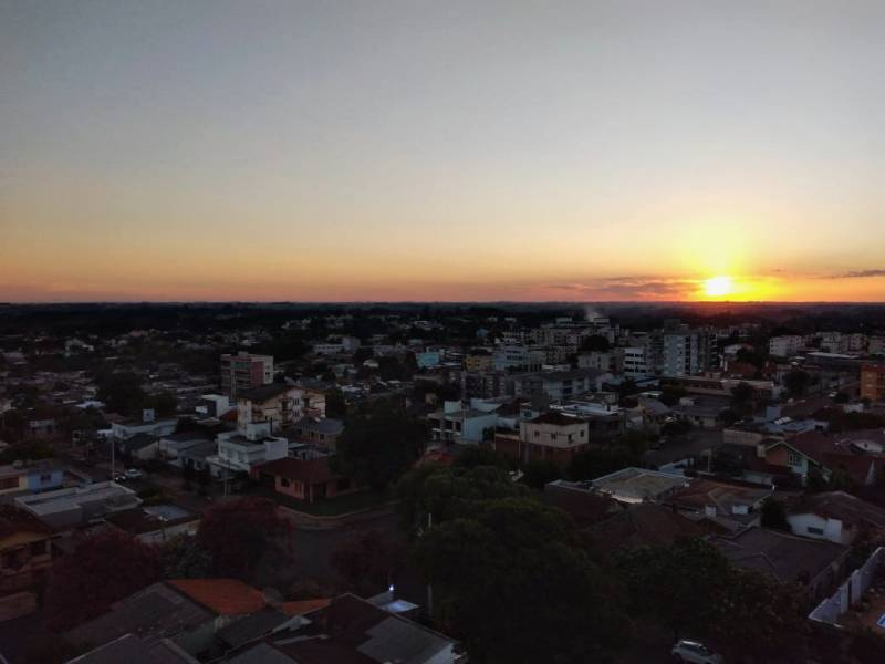 Sol aparece entre nuvens no RS neste sábado