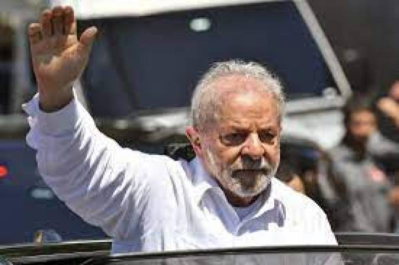 Lula retira lesão na laringe diagnosticada após check-up
