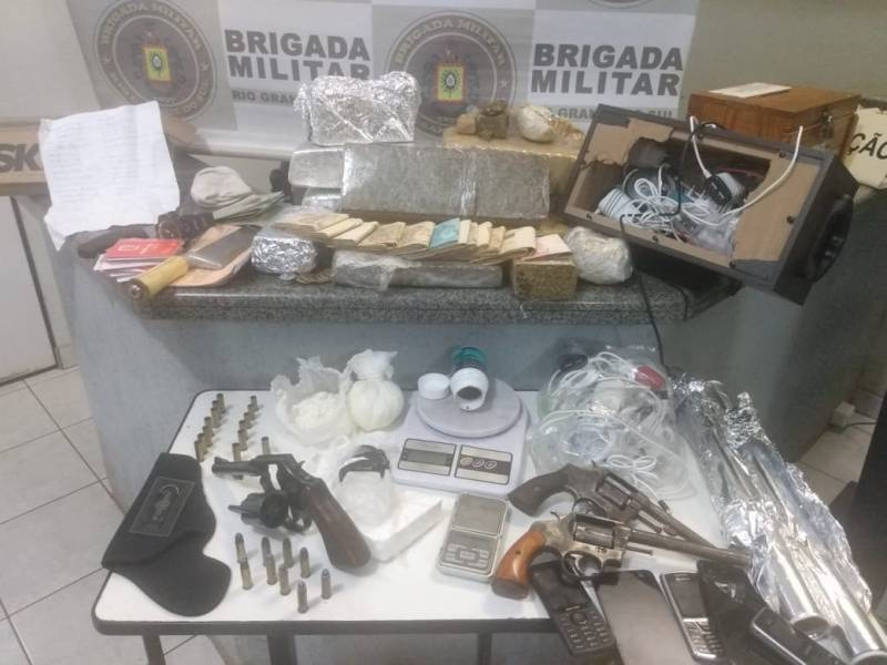 BM prende homens por tráfico de entorpecentes e posse irregular de arma de fogo em Iju