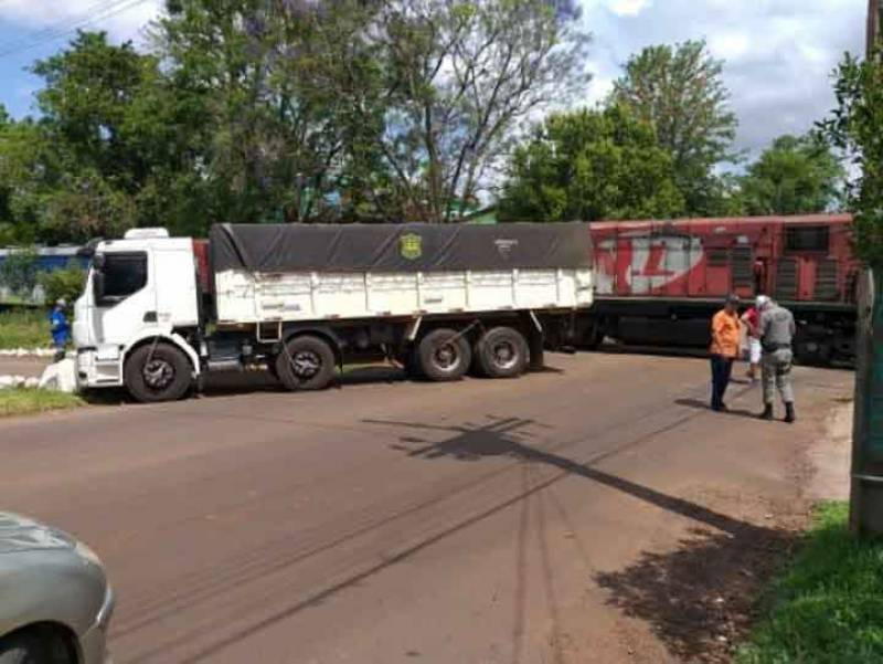 Caminhão é atingido por trem em Ijuí