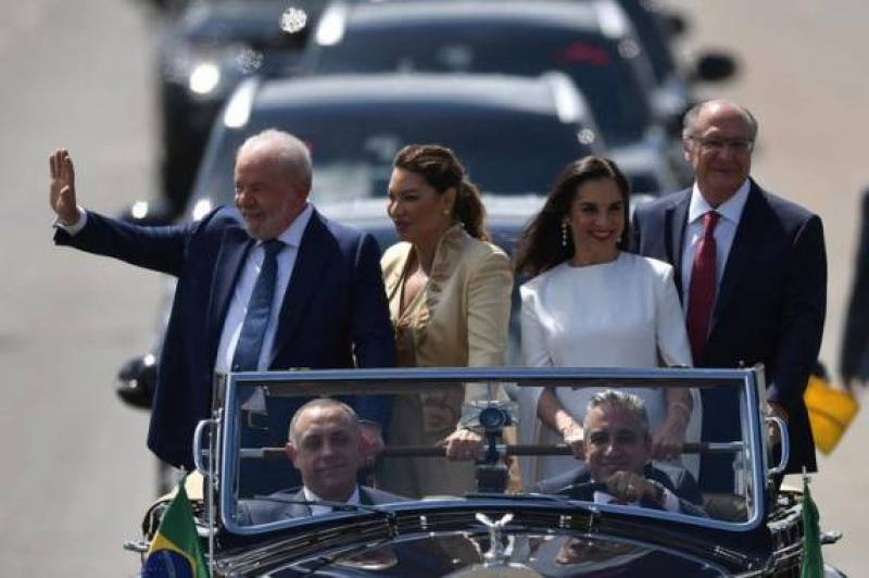 Lula assume com promessa de reconstruir o país