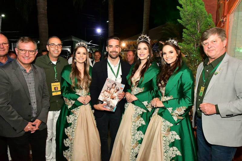 Governador Eduardo Leite se reúne com prefeitos, visita o parque e toma café de cambona na 20ª Fenamilho