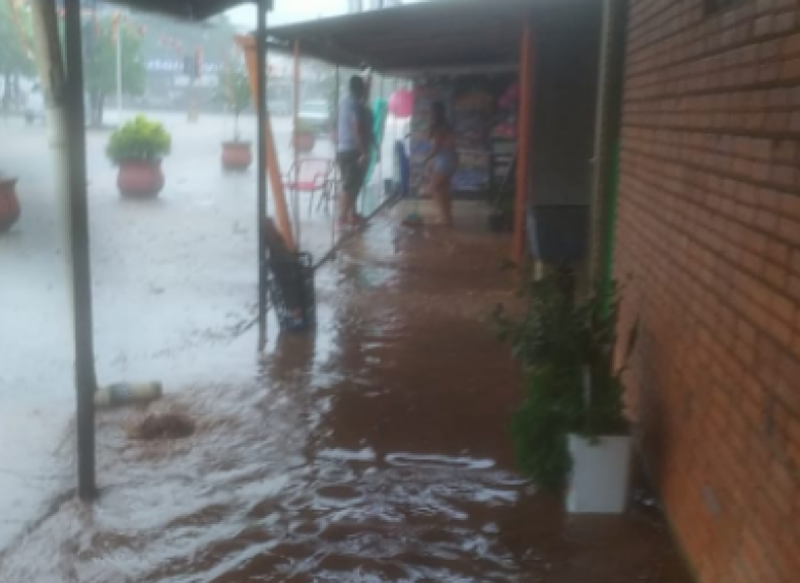 Forte chuva invade estabelecimentos comerciais em Ijuí