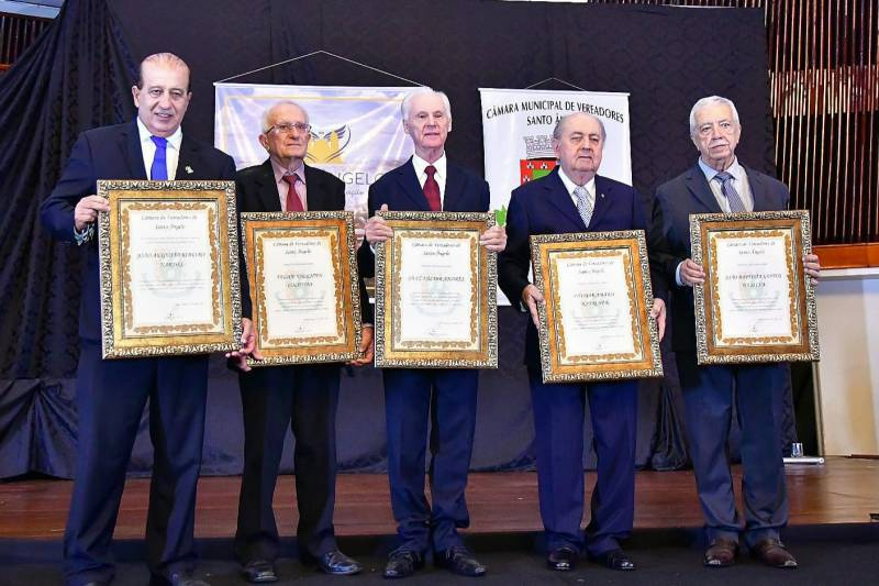 Ministro Nardes recebe homenagens pelos 50 anos de vida pública ao lado de ex-vereadores eméritos de Santo Ângelo