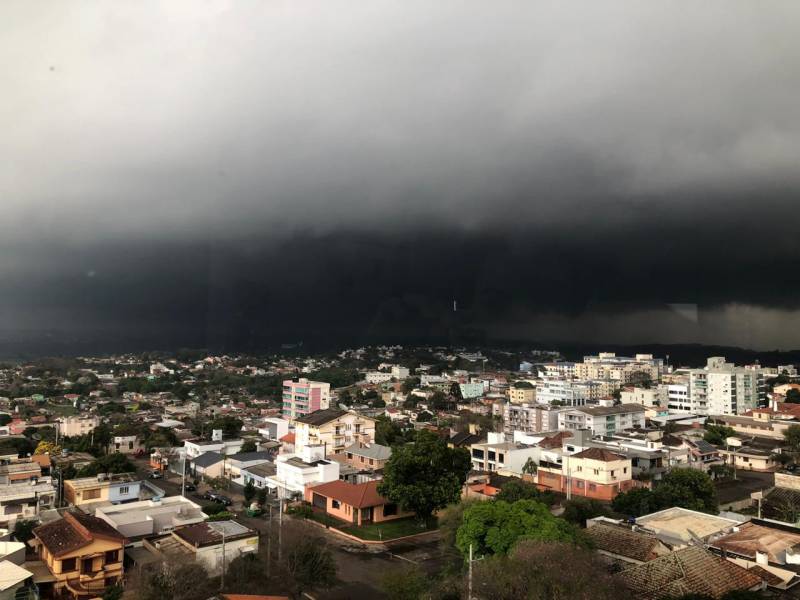 Segunda-feira terá muito calor e chance de temporais no RS