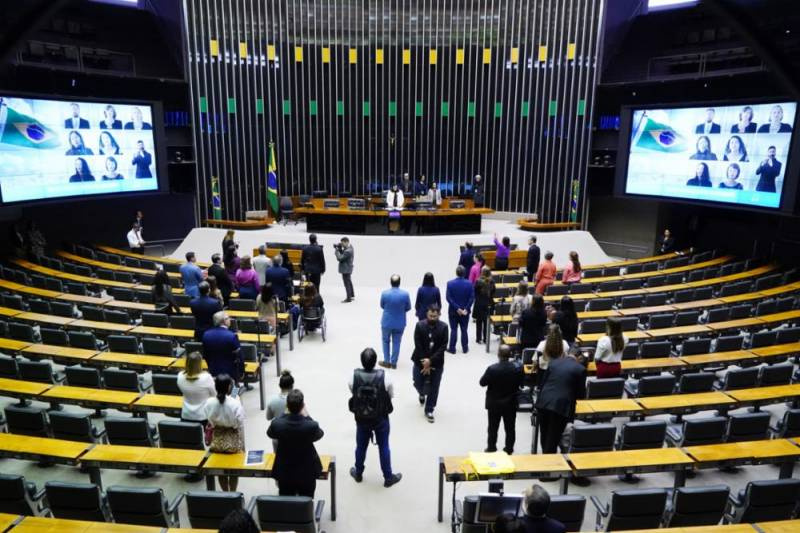 Câmara dos Deputados aprova projeto que propõe tornar crime a discriminação de polític
