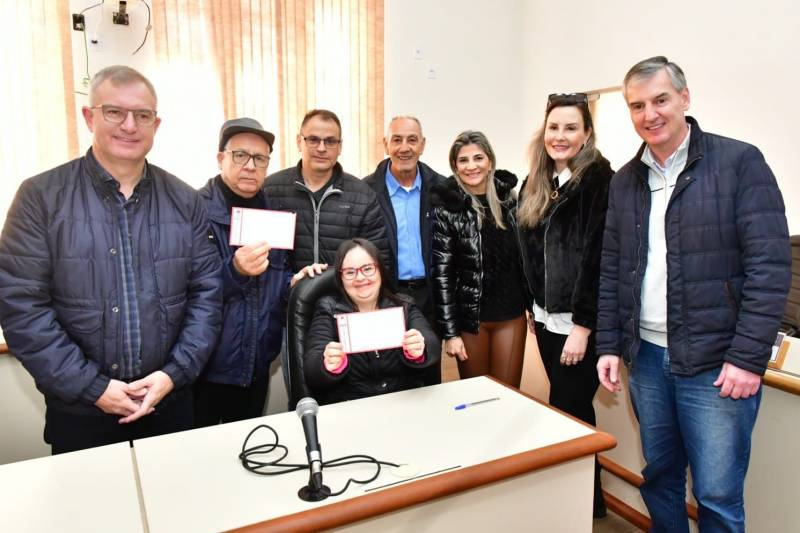 Suplente de vereadora do PP Luana Rolim de Moura e seu pai assinam ficha no PDT