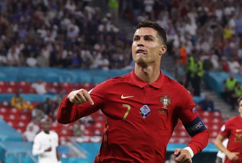 Cristiano Ronaldo se torna o jogador de futebol mais bem remunerado da história