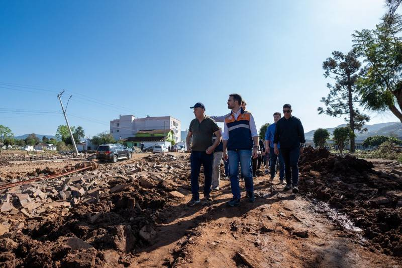 Governo confirma mais de 30 mortes causadas pelas enchentes e anuncia decreto de calam