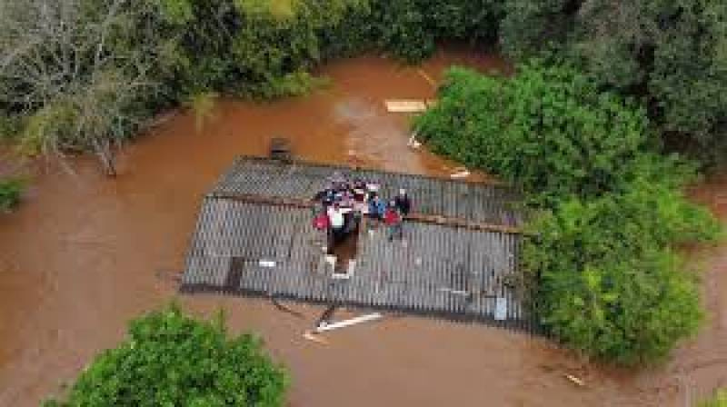 Leite anuncia R$ 1 bilhão em medidas emergenciais para auxiliar afetados pelas enchent