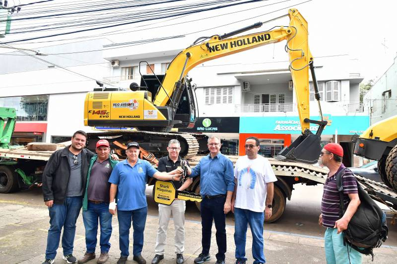 Município entrega mais de R$ 3,8 milhões em máquinas pesadas