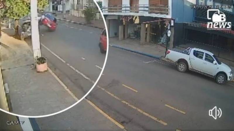 Motorista é preso após bater veículo em viatura estacionada em frente a DP no Centro de São Borja