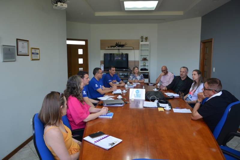 URI apresenta projeto de curso de medicina em reunião com autoridades de saúde