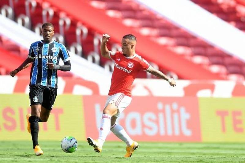 Inter vira o Gre-Nal e segue líder do Brasileirão