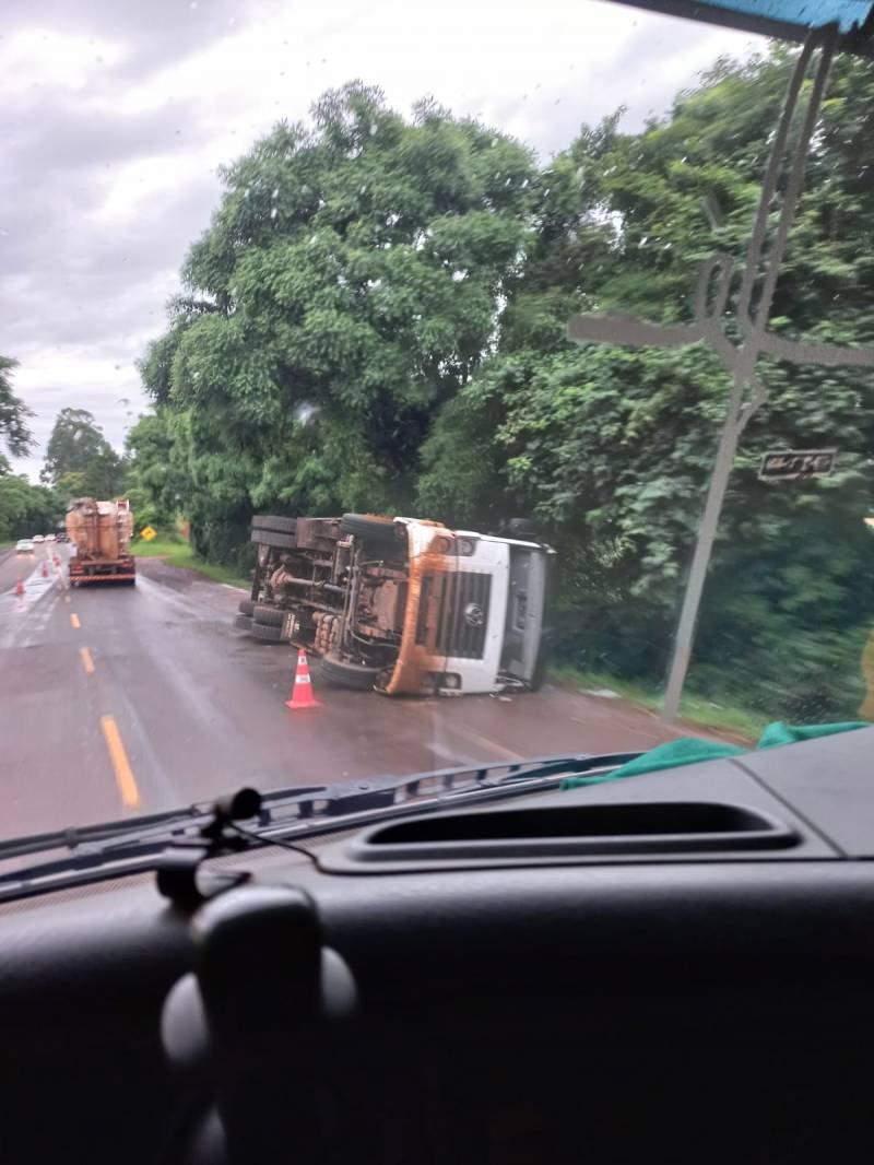 Acidente na BR 285: Caminhão transportador de leite tomba em Entre-Ijuis 