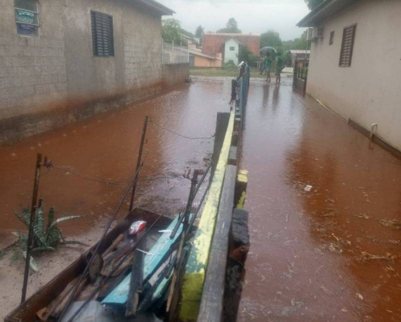 Chuva intensa causa alagamentos em Ijuí