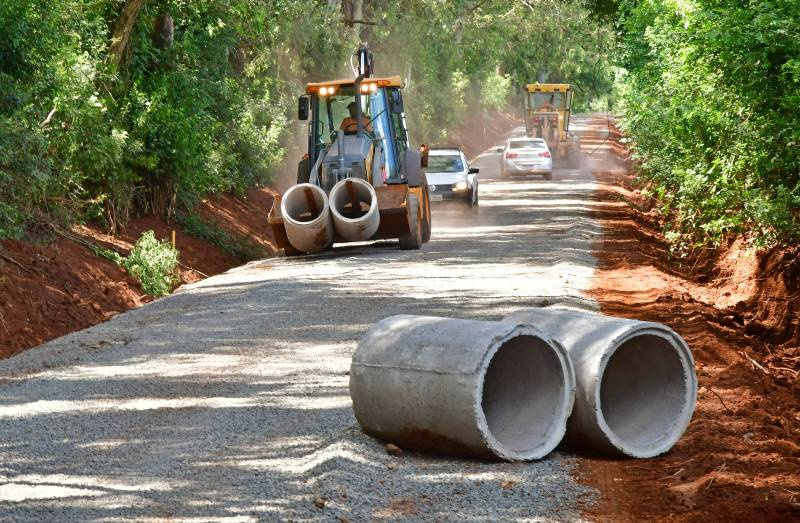 Acesso ao Parque das Oliveiras recebe complemento na pavimentação