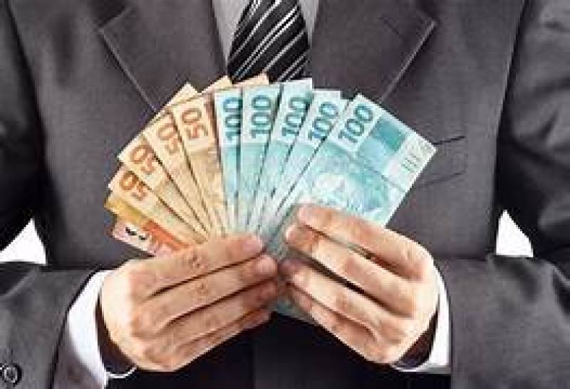 Brasil gasta R$ 10 bilhões por mês com salários do mundo político