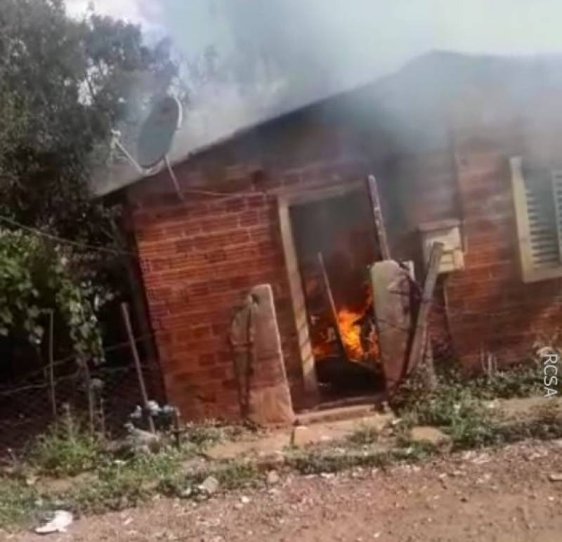 Incêndio atinge residência no Bairro Castelarim em Santo Ângelo