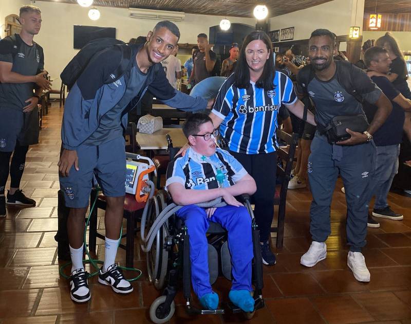 Paciente que mora no HCI realiza desejo de conhecer jogadores do Grêmio