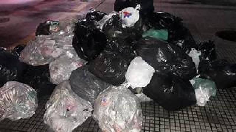 Moradores de Santo Ângelo indignados com péssimo recolhimento do lixo úmido na área central