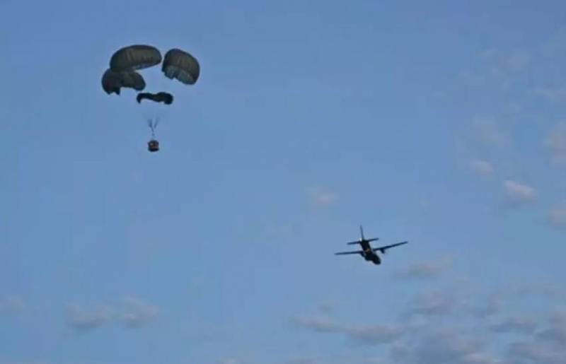 Aviões da FAB lançam mantimentos de paraquedas em áreas isoladas do RS