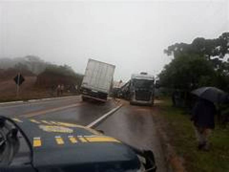Motorista de ônibus morre em acidente com carreta e caminhão na BR-285