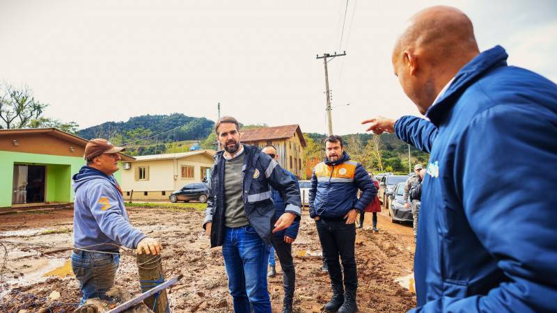 Governador visita Putinga, conversa com moradores e conhece as principais