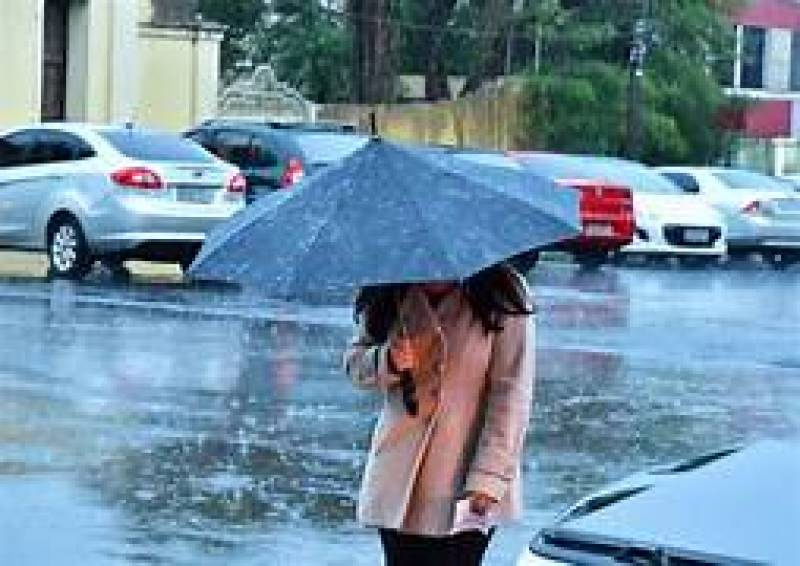 Semana começa com chuva e vento forte no Rio Grande do Sul