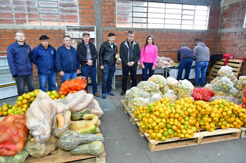 Produtores entregam duas toneladas de produtos ao PAA-