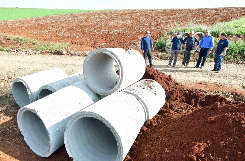 Parceria garante instalação de tubos de concreto no meio rural