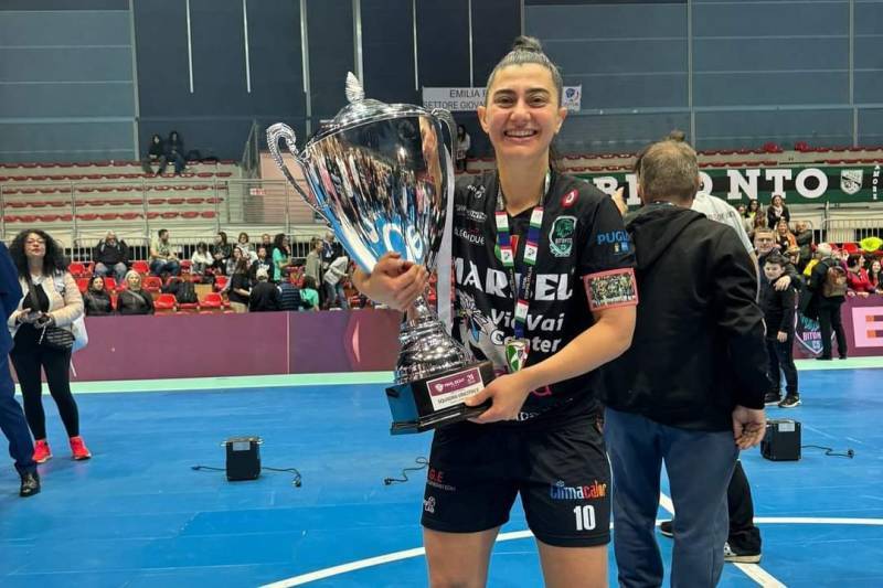 Santo-angelense Luciléia Renner Minuzzo é Campeã Italiana de Futsal