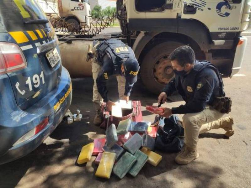 PRF prende traficante com 32 quilos de cocaína pura em fundo falso de carreta na BR 28