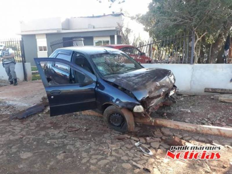 Motorista perde o controle de veículo que atinge o muro de uma casa, em Três de Maio