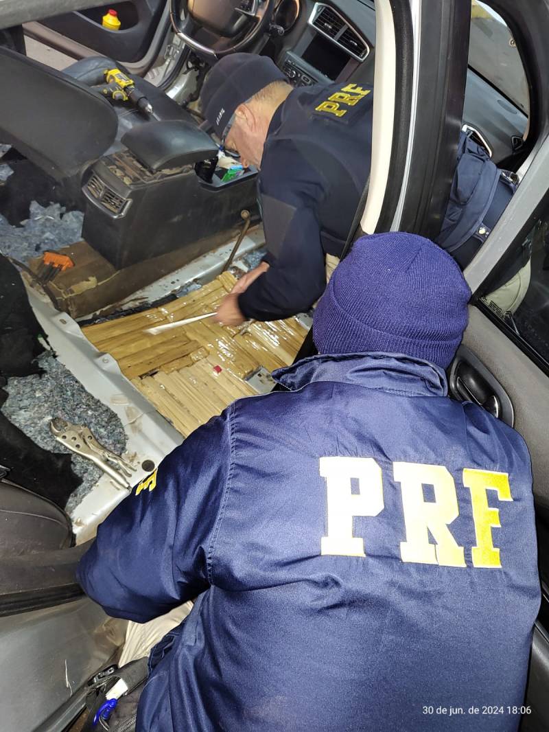 PRF apreende 250 quilos de maconha em Cruz Alta ocultos em veículo argentino