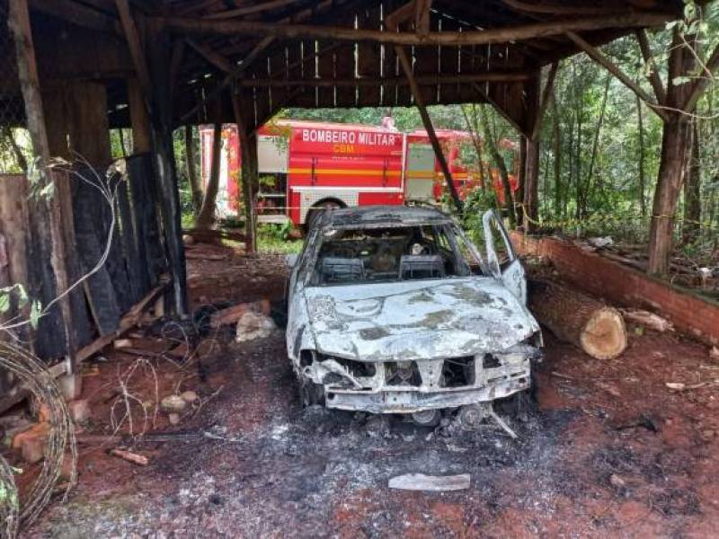 Veículo Parati é queimado no interior de Horizontina