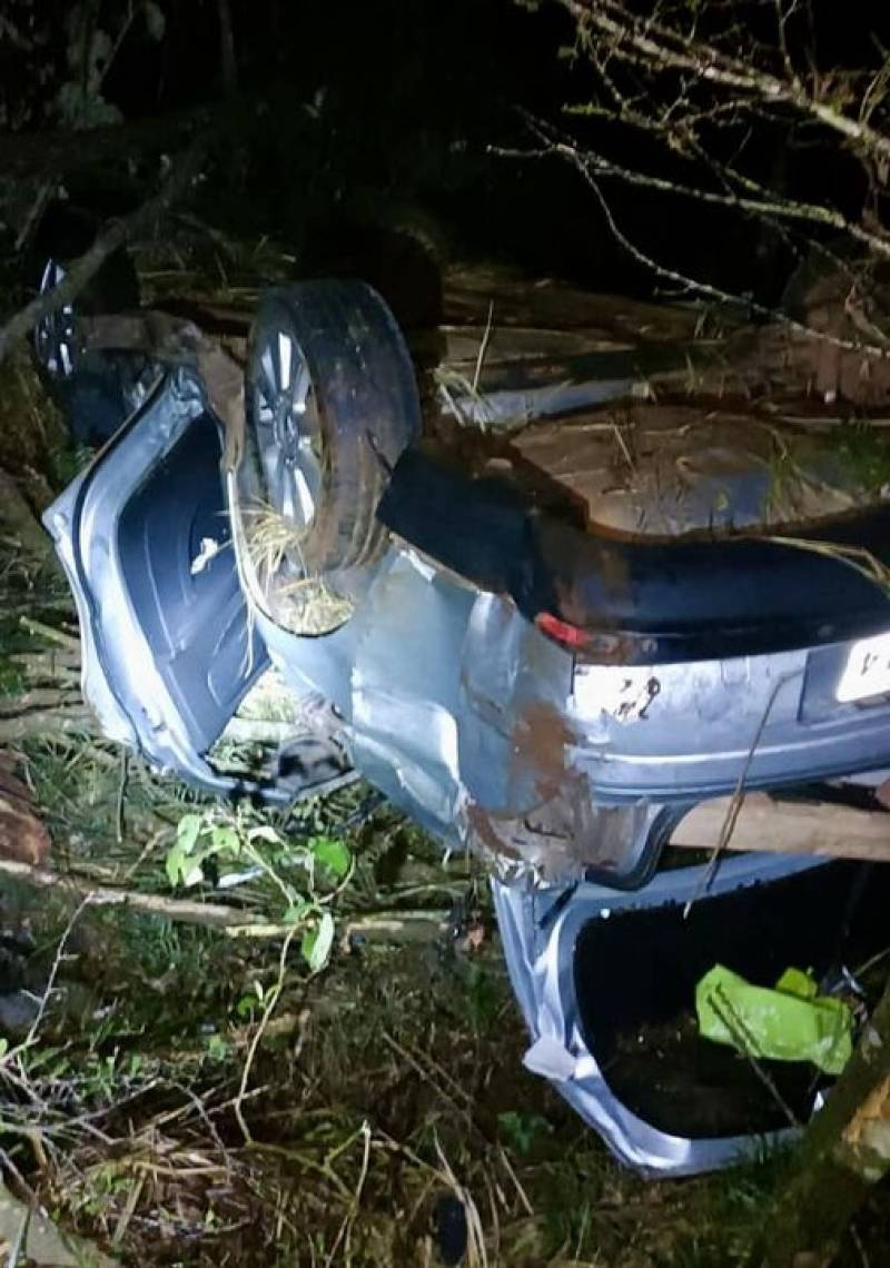 Homem fica ferido após capotar veículo na ERS 168 próximo a ponte do Rio Piratini