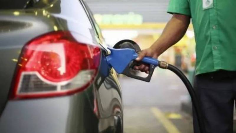 Gasolina vai a R$ 6 com reajuste da Petrobras, mas fica longe do pico atingido no RS