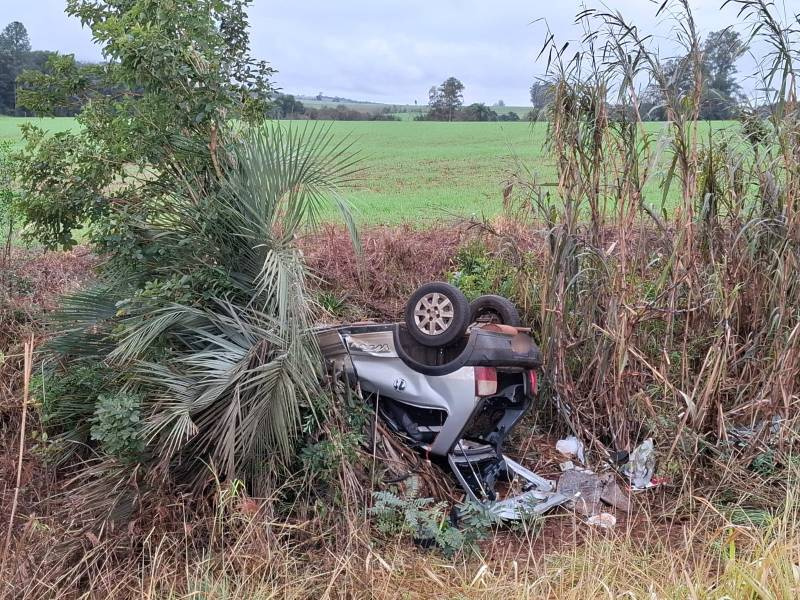 Saída de pista seguida de capotamento  na ERS 342 estrada Ijui/Catuipe