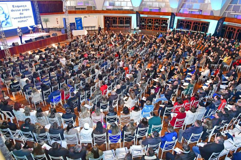 Mais de 700 pessoas lotam o Clube Gaúcho em palestra com Eduardo Tevah