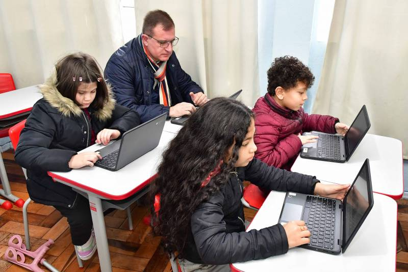 Escola Municipal Liberato Salzano Vieira da Cunha recebe laboratório de informática