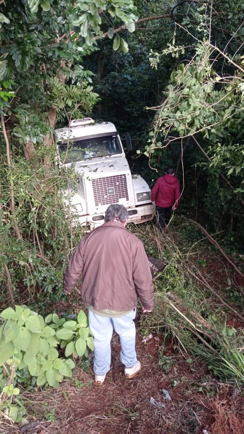 Caminhão sai da pista na Avenida Ipiranga e acaba ao lado do Riacho Itaquarinchim, em Santo Ângelo