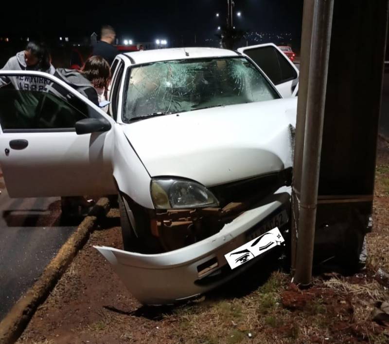 Duas mulheres acabam feridas após colisão de veículo em poste na Avenida Salgado Filho, em Santo Ângelo