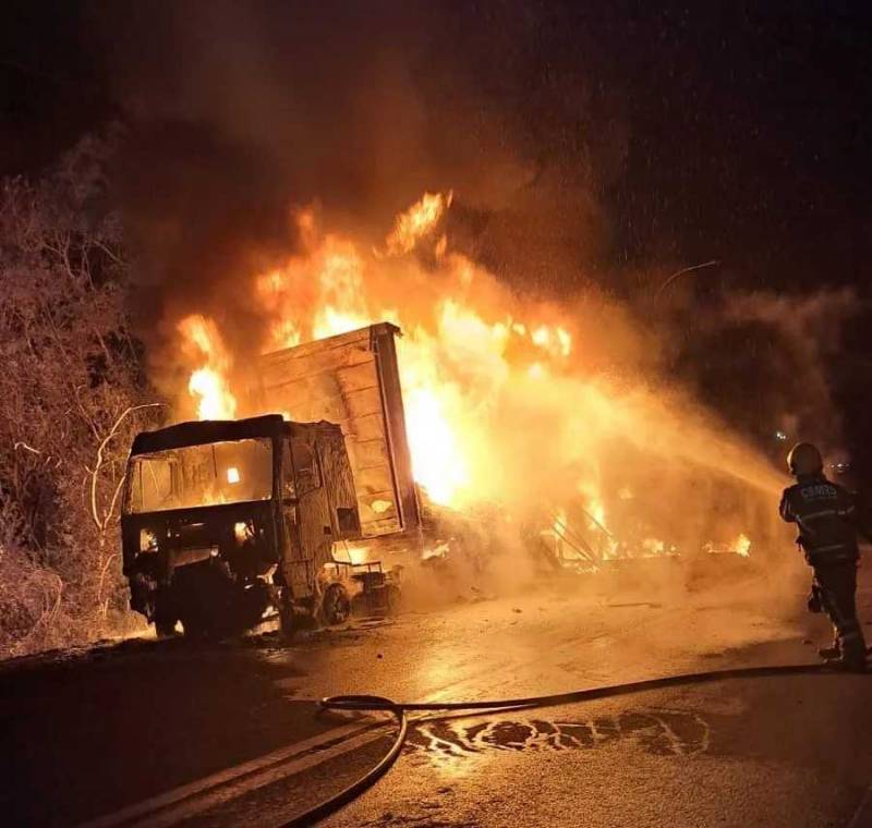 Carreta é destruída por incêndio na BR-386, em Tio Hugo