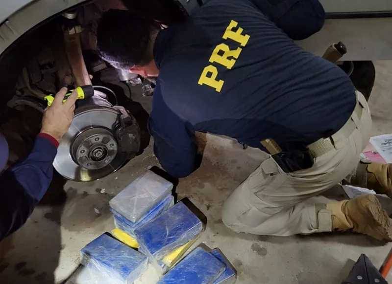 PRF prende traficantes paraguaios com 110 kg de cocaína na BR-158, em Cruz Alta