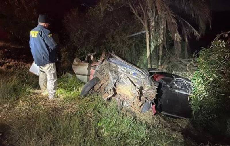 Seis pessoas morrem em colisão envolvendo dois carros e um caminhão na BR-471