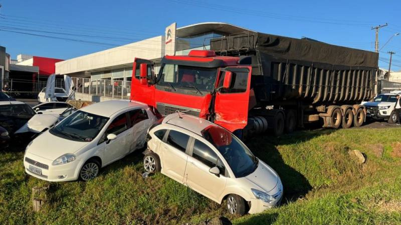 Carreta bate em oito veículos após motorista ter um mal súbito em Passo Fundo