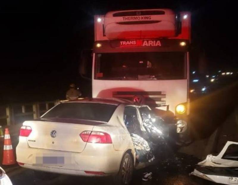 Quatro pessoas morrem em acidente entre carro e caminhão na BR-386, em Soledade